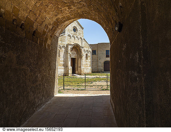 Abtei Santa Maria a Cerrate durch den Torbogen gesehen  Italien