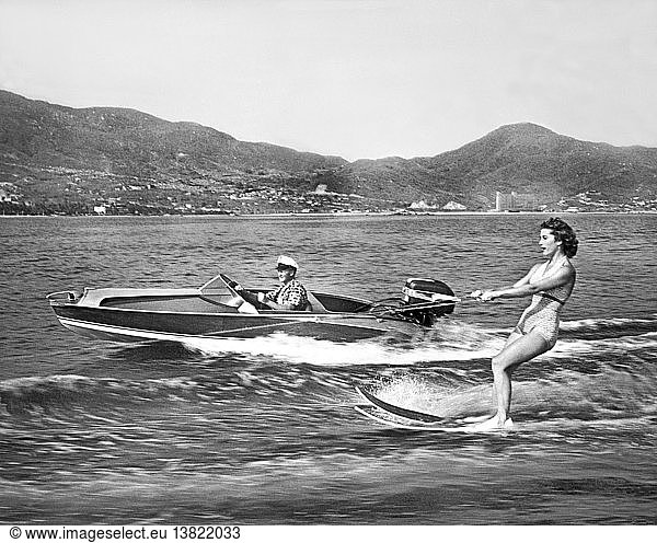 Acapulco  Mexiko: 1955 Eine Frau fährt Wasserski in der Bucht  während ein anderes Schnellboot neben ihr herfährt.