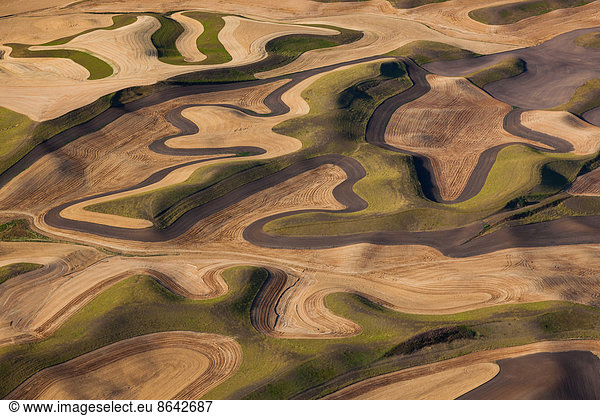 Ackerlandschaft mit gepflügten Feldern und Furchen in Palouse  Washington  USA. Eine Luftaufnahme mit natürlichen Mustern.