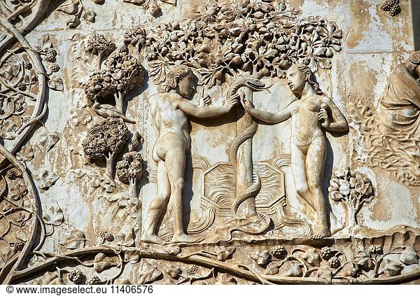 Adam und Eva mit Schlange  Relief auf Fassade  Dom von Orvieto  Cattedrale di Santa Maria Assunta  Orvieto  Umbrien  Italien  Europa