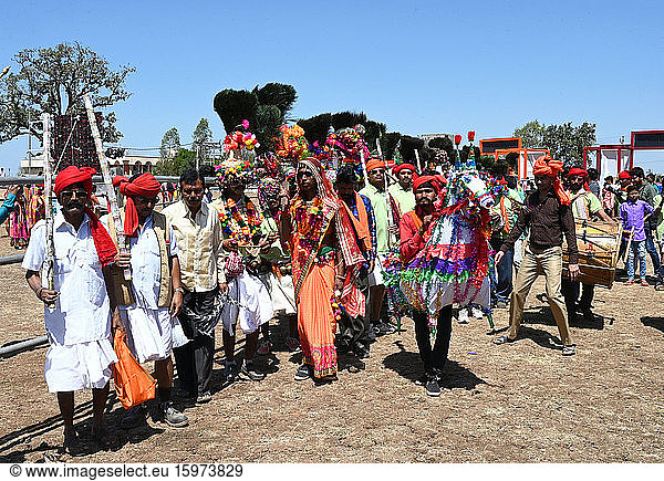 Adivasi-Stammesangehörige  Gesichter und Körper geschmückt  mit kunstvoller Kopfbedeckung  tanzen zum Holi-Fest  Kavant  Gujarat  Indien  Asien