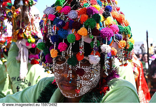 Adivasi-Stammesangehöriger  Gesicht geschmückt und mit kunstvoll verzierten Kopfbedeckungen zur Feier des Holi-Festes  Kavant  Gujarat  Indien  Asien