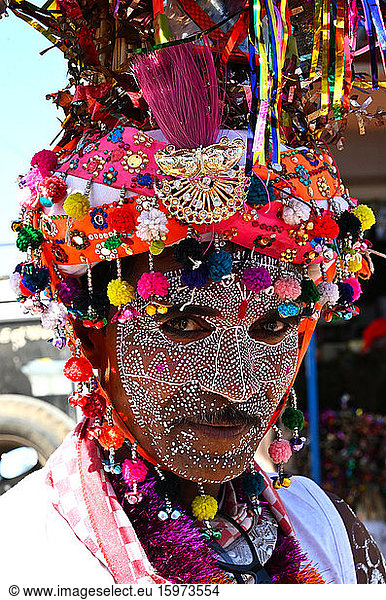 Adivasi-Stammesangehöriger  Gesicht geschmückt und mit kunstvoll verzierten Kopfbedeckungen zur Feier des Holi-Festes  Kavant  Gujarat  Indien  Asien
