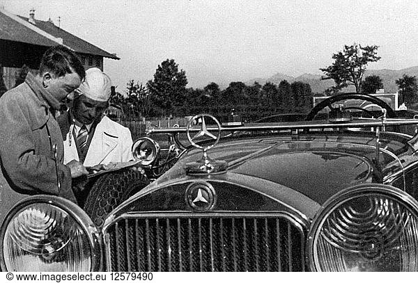 Adolf Hitler auf einer Autoreise durch Deutschland  1936. Künstler: Unbekannt