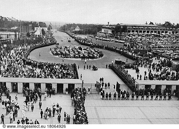 Adolf Hitler betritt das Stadion durch das Südtor  2. August 1936  Beginn der Olympischen Spiele