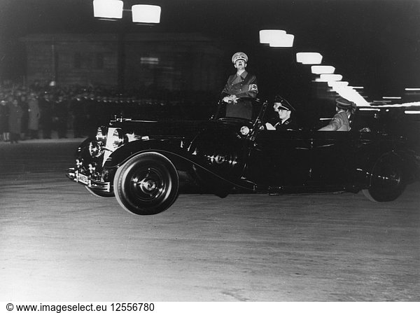 Adolf Hitler  deutscher Nazi-Diktator  paradiert in einem Auto  Berlin  Deutschland  um 1930. Künstler: Unbekannt