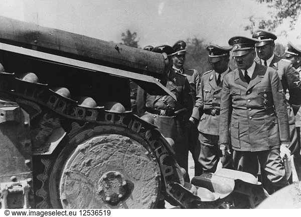 Adolf Hitler inspiziert einen zerstörten französischen Panzer  Frankreich  Zweiter Weltkrieg  1940. Künstler: Unbekannt