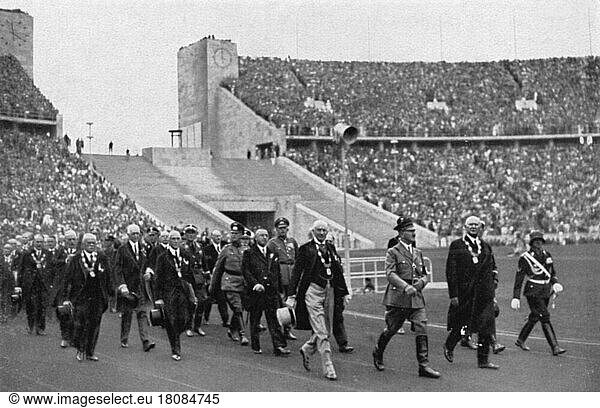 Adolf Hitler mit den Führern des Weltsports im Stadion  Eröffnungsfeier  Olympiastadion