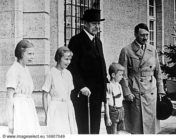 Adolf Hitler und Paul von Hindenburg und dessen Enkelkinder  historische Aufnahme  1933  Gut Neudeck  Deutschland  heute Polen  Europa