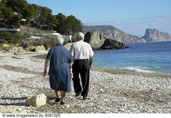 Aelteres Paar beim Spaziergang am Strand  Altea  Costa Blanca  Spanien