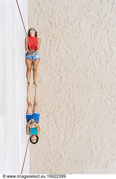 Aerial Tänzerinnen gegen Wand