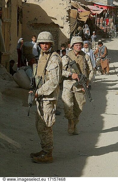 AFGHANISTAN Ghazni -- 26 Jul 2005 -- Soldaten der Army National Guard und Marines führen Fußpatrouillen in den Straßen von Ghazni  Afghanistan  durch. Die Soldaten sind dem 3rd Battalion  116th Infantry zugeteilt und die Marines gehören zur India Company  3rd Battalion  6th Marines. Bataillon  6. Marines. Beide sind im Rahmen der Operation Enduring Freedom in Afghanistan im Einsatz  bei der es in erster Linie um die Bekämpfung der Taliban-Aufständischen geht  die 2001 durch die Invasion der Alliierten in Afghanistan gestürzt wurden. Foto der US-Armee (freigegeben) -- Bild von Vernell Hall / Lightroom Photos / US Army.