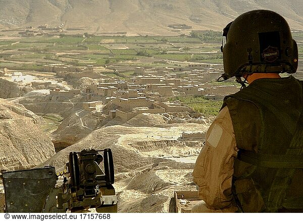 AFGHANISTAN In der Nähe von Kabul -- 10. September 2005 -- Ein Mitglied der Flugbesatzung der Task Force Sabre sichert das Heck eines CH-47 Chinook Hubschraubers. Die CJTF76 QRF führte in der Nähe von Kabul  Afghanistan  eine Übung mit ihren Kollegen von der International Security Assistance Force (ISAF) durch. Foto der US-Armee (freigegeben) -- Bild von Joshua Balog / Lightroom Photos / US Army.