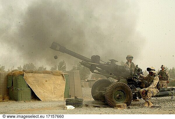 AFGHANISTAN Kandahar -- 17. September 2004 -- Soldaten der 37. Feldartillerie der US-Armee feuern im Rahmen einer Übung in der Nähe des Flugplatzes Kandahar  Afghanistan  eine Haubitze M-119 ab. Die Haubitze M-119 ist eine leichte 105-mm-Schleppwaffe  die zur Unterstützung von Operationen mit kombinierten Waffen für indirektes und direktes Feuer der Feldartillerie zur Zerstörung  Unterdrückung und zum Schutz eingesetzt wird. Foto der US-Armee (freigegeben) -- Bild von Jerry T Combes / Lightroom Photos / US Army.