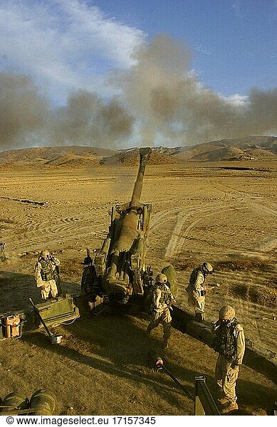 AFGHANISTAN Khowst -- 09. Januar 2005 -- Bombenschützen der Batterie Fox der 7. Feldartillerie der US-Armee feuern während einer Artillerieübung in der Nähe von Khowst  Afghanistan  eine 155 mm M198 Schlepphaubitze ab. Die Soldaten der Fox-Batterie nutzen die Trainingsmöglichkeit  um ihre Fähigkeit zu verbessern  mit der Haubitze indirektes und direktes Feldartilleriefeuer zur Zerstörung  Unterdrückung und zum Schutz abzugeben. Foto des US Marine Corps (freigegeben) -- Bild von James L Yarboro / Lightroom Photos / USMC.