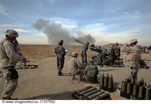 AFGHANISTAN Mangritae -- 17. November 2005 -- Während einer gemeinsamen Übung auf dem Flugplatz Kandahar  Afghanistan  wird eine Artilleriegranate aus einer Haubitze M-119 abgeschossen. Soldaten des 3. Bataillons der 319. Task Force der US-Armee unterrichten Soldaten der afghanischen Nationalarmee im Umgang mit der Haubitze M-119. Foto der US-Armee (freigegeben) -- Bild von Leslie Angulo / Lightroom Photos / US Army.