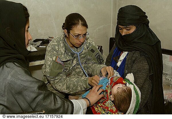 AFGHANISTAN Nayak -- 02 Mar 2006 -- rmy Maj. Michelle Flores benutzt ein Stethoskop  um die Atmung und Lungenfunktion eines afghanischen Kindes während eines medizinischen Hilfsprogramms in Nayak  Afghanistan  abzuhören. Flores gehört der 10. Gebirgsinfanteriedivision der US-Armee an. Foto der US-Armee (freigegeben) -- Bild von Michael Zuk / Lightroom Photos / US Army.