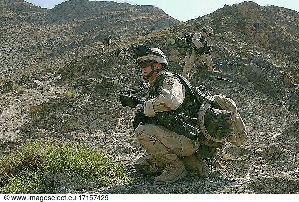 AFGHANISTAN Nowabab -- 07. Oktober 2004 -- Ein Soldat der US-Armee bildet auf einer abgesessenen Patrouille hoch in den Bergen von Nowabab  Afghanistan  den Schlusspunkt. Die Soldaten sind der B-Kompanie des 1. Bataillons des 505. Fallschirmjäger-Infanterieregiments zugeteilt. Foto der US-Armee (freigegeben) -- Bild von Harold Fields/ Lightroom Photos / USMC.