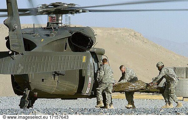 AFGHANISTAN Qalat -- 13. Juni 2005 -- Soldaten der US-Armee laden während eines medizinischen Evakuierungseinsatzes in Qalat  Afghanistan  einen Patienten in einen UH-60 Black Hawk-Hubschrauber. Foto USAF (freigegeben) -- Bild von Brian Ferguson / Lightroom Photos / US Army.