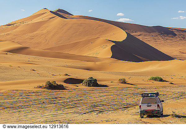 Africa  Namibia  Namib deert  Naukluft National Park  off-road vehicle in front of the sand dune 'Big Daddy'