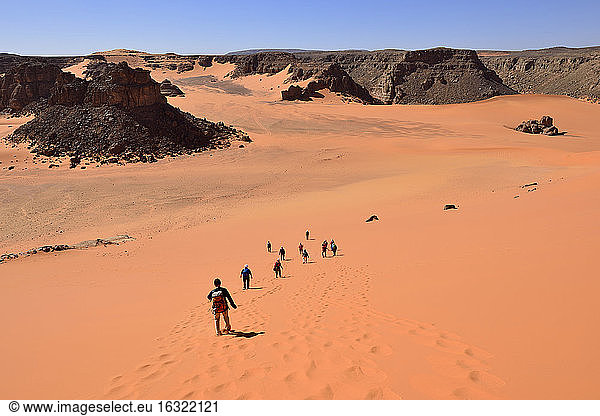 Afrika  Algerien  Sahara  Tassili N'Ajjer National Park  Region Tadrart  Menschengruppe auf Sanddüne bei Oued Bouhadian