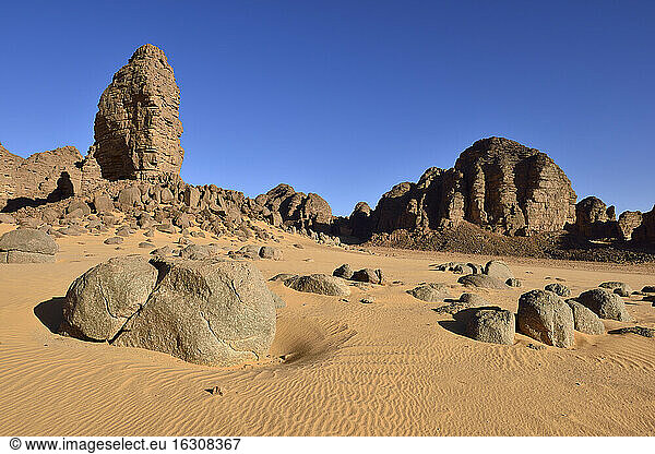 Afrika  Algerien  Sahara  Tassili N'Ajjer National Park  Sanddünen und Felsformationen bei Tikobaouine