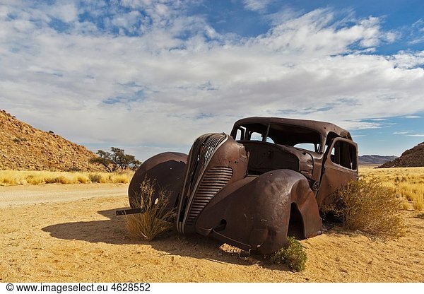 Afrika Namibia Namib Wüste Altes rostiges Auto im gondwana sperrgebiet rand park