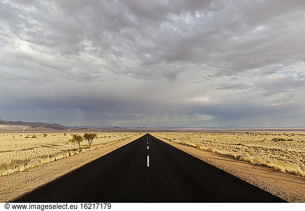 Afrika  Namibia  Namib-Wüste  Blick auf die Straße durch den Namib-Naukluft-Nationalpark