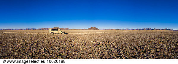 Afrika  Namibia  Namib Wüste  Landrover im Kulala Wilderness Reserve