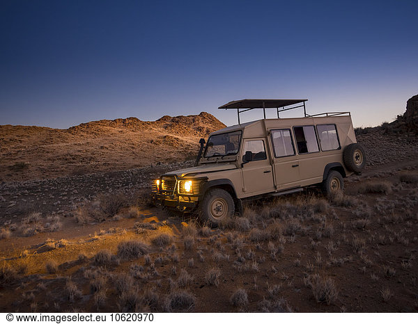 Afrika  Namibia  Namib Wüste  Landrover im Kulala Wilderness Reserve