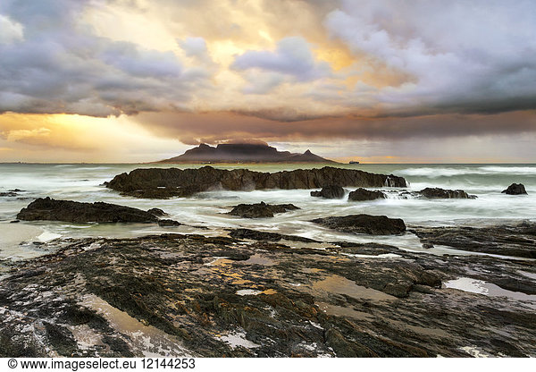 Afrika  Südafrika  Westkap  Kapstadt  Bloubergstrand  Tafelberg am Morgen