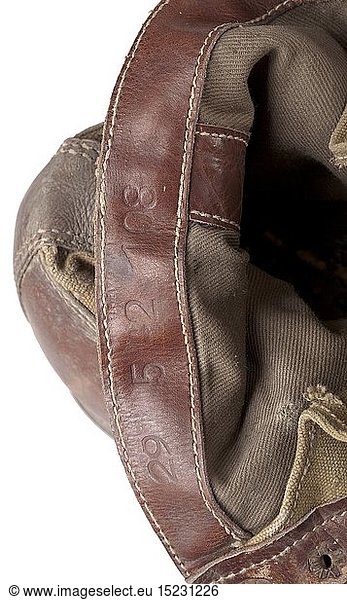 AFRIKAKORPS  Ein Paar Schuhe zur Tropenuniform der HeeresangehÃ¶rigen KammerstÃ¼cke von 1942 Unterteile und VerstÃ¤rkungen aus braunem Glattleder  brÃ¤unliche SegeltuchschÃ¤fte mit schwarz lackierten eisernen SchnÃ¼rÃ¶sen und -haken  graues Leinenfutter  die innenseitige RandverstÃ¤rkung mit Stempelung '29 5 42 108'. In der Zeit nachbesohlt  Ledersohlen mit Holz- bzw. Eisenverstiftung  GrÃ¶ÃŸenstempelung '29 4'.