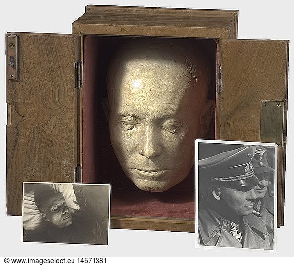 AFRIKAKORPS  Generalfeldmarschall Erwin Rommel (1891 - 1944)  Totenmaske Gips  sehr fein modelliert  mit Schutzlack Ã¼berzogen  rs. eingearbeiteter Draht zum AufhÃ¤ngen. In maÃŸgefertigtem Holzschrein mit verschlieÃŸbaren DeckeltÃ¼ren und Samtfutter. Aus dem Nachlass eines ehemaligen Offizierskameradens Rommels aus dem 1. Weltkrieg  der beim Tode Rommels die Anfertigung der Totenmaske veranlasste. Insgesamt wurden drei Masken in Gips gefertigt  eine ist im Besitz der Familie Rommel verblieben (heute im Panzermuseum Munster) und eine ging an einen hochrangigen deutschen MilitÃ¤r. In beiliegendem  umfangreichem Dokumentenordner u.a. zwei Briefe Rommels aus dem Jahr 1943 an seinen ehemaligen Kameraden  maschinengeschrieben (Kopf 'Rommel Generalfeldmarschall') und in Bleistift signiert 'E. Rommel'   einer mit Kuvert  rs. gestempelt 'Generalfeldmarschall Rommel 39496' (die Nummer durchgestrichen und ersetzt durch '00220'). Abschriften einer militÃ¤rischen Kurzbiographie  Einlasskarte zum 'Staatsakt anlÃ¤ÃŸlich des StaatsbegrÃ¤bnisses'  diverse Schreiben an den Kameraden (RK-TrÃ¤ger Kimmich mit OU/Hitlers Tagesbefehl nach Rommels Tod  zitiert in einem Brief von Major Schumm) sowie Briefe von Lucie Maria Rommel 1942 - 1945. Abschrift eines Berichts Ã¼ber die Verwundung Rommels durch feindliche Flugzeuge im Juli 1944  Abschriften der eidesstattlichen ErklÃ¤rung Manfred Rommels Ã¼ber den Tod seines Vaters vom 27.4.1945 u.v.m. AuÃŸerdem Ã¼ber 20 Fotos  Rommel im 1.WK  Familienfotos in Zivil und Uniform  groÃŸformatiges Portrait mit RK  EL  Schwertern und Brillanten sowie vom aufgebahrten Leichnam und dem StaatsbegrÃ¤bnis. AFRIKAKORPS, Generalfeldmarschall Erwin Rommel (1891 - 1944), Totenmaske Gips, sehr fein modelliert, mit Schutzlack Ã¼berzogen, rs. eingearbeiteter Draht zum AufhÃ¤ngen. In maÃŸgefertigtem Holzschrein mit verschlieÃŸbaren DeckeltÃ¼ren und Samtfutter. Aus dem Nachlass eines ehemaligen Offizierskameradens Rommels aus dem 1. Weltkrieg, der beim Tode Rommels die Anfertigung der Totenmaske veranlasste. Insgesamt wurden drei Masken in Gips gefertigt, eine ist im Besitz der Familie Rommel verblieben (heute im Panzermuseum Munster) und eine ging an einen hochrangigen deutschen MilitÃ¤r. In beiliegendem, umfangreichem Dokumentenordner u.a. zwei Briefe Rommels aus dem Jahr 1943 an seinen ehemaligen Kameraden, maschinengeschrieben (Kopf 'Rommel Generalfeldmarschall') und in Bleistift signiert 'E. Rommel' , einer mit Kuvert, rs. gestempelt 'Generalfeldmarschall Rommel 39496' (die Nummer durchgestrichen und ersetzt durch '00220'). Abschriften einer militÃ¤rischen Kurzbiographie, Einlasskarte zum 'Staatsakt anlÃ¤ÃŸlich des StaatsbegrÃ¤bnisses', diverse Schreiben an den Kameraden (RK-TrÃ¤ger Kimmich mit OU/Hitlers Tagesbefehl nach Rommels Tod, zitiert in einem Brief von Major Schumm) sowie Briefe von Lucie Maria Rommel 1942 - 1945. Abschrift eines Berichts Ã¼ber die Verwundung Rommels durch feindliche Flugzeuge im Juli 1944, Abschriften der eidesstattlichen ErklÃ¤rung Manfred Rommels Ã¼ber den Tod seines Vaters vom 27.4.1945 u.v.m. AuÃŸerdem Ã¼ber 20 Fotos, Rommel im 1.WK, Familienfotos in Zivil und Uniform, groÃŸformatiges Portrait mit RK, EL, Schwertern und Brillanten sowie vom aufgebahrten Leichnam und dem StaatsbegrÃ¤bnis.,