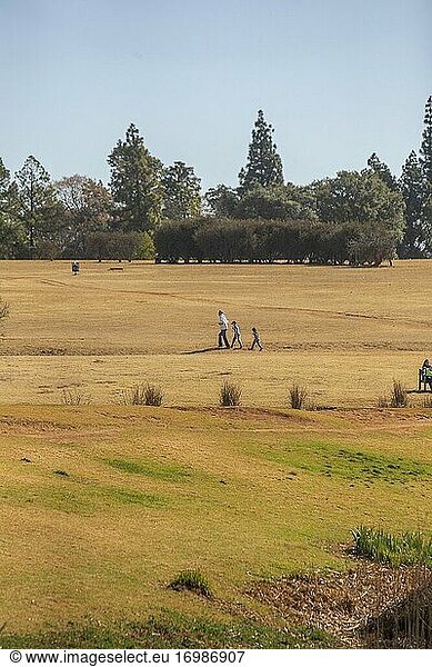 Afrikanische Familie beim Spaziergang am Emmarentia-Damm  Johannesburg  Südafrika