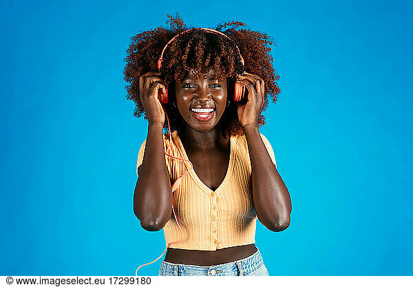 Afrikanische Frau beim Musikhören