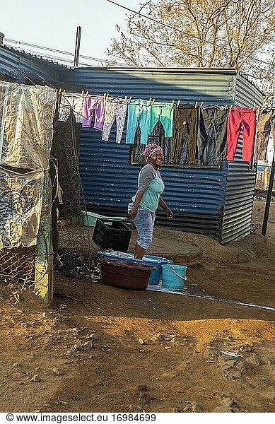 Afrikanische Frau beim Waschen im Township Diepsloot  Johannesburg  Südafrika