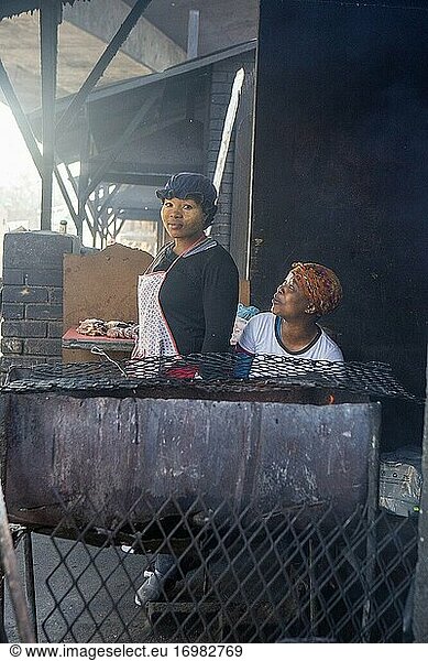 Afrikanische Frau kocht Shisa Nyama Feuergrill auf einem Markt in einem Township  Johannesburg  Südafrika