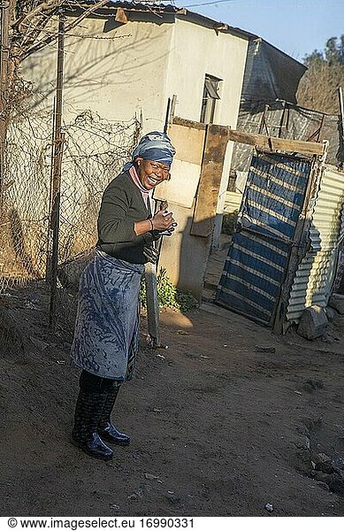 Afrikanische Frau lächelt beim Kaffeetrinken im Township Diepsloot  Johannesburg  Südafrika