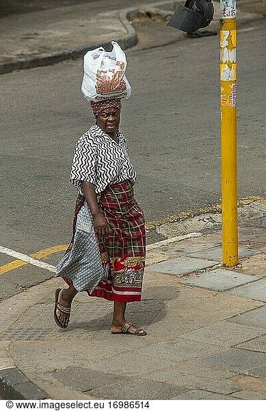 Afrikanische Frau trägt Lebensmittel auf dem Kopf  Johannesburg  Südafrika
