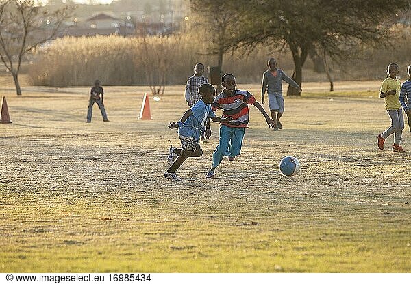 Afrikanische Jungen spielen Fußball in einem Park in Soweto Township  Südafrika