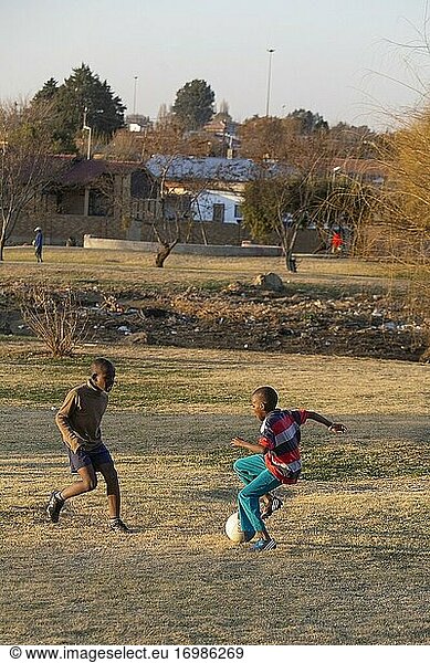 Afrikanische Jungen spielen Fußball in einem Park in Soweto Township  Südafrika