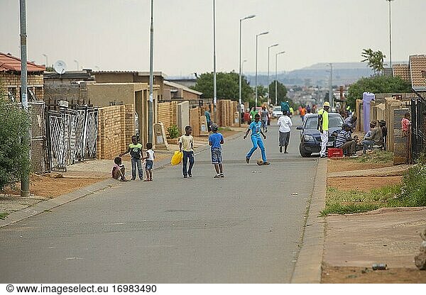 Afrikanische Kinder spielen auf der Straße eines Wohnviertels im Township Soweto  Südafrika