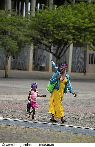 Afrikanische Mutter und Kind im Township Soweto  Johannesburg  Südafrika