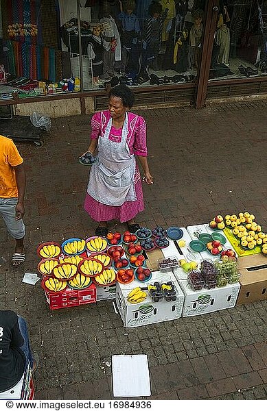 Afrikanische Obstverkäuferin in Johannesburg CBD  Südafrika