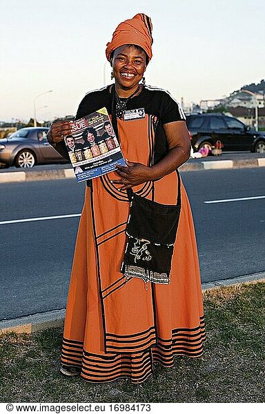 Afrikanische Verkäuferin von Big Issue  Kapstadt  Südafrika