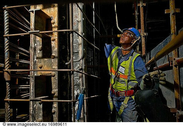 Afrikanischer Bauarbeiter unter Tage  Kapstadt  Südafrika