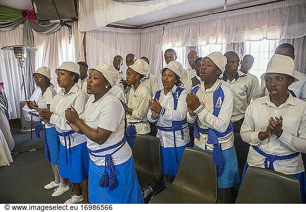 Afrikanischer Gospelchor singt in einer Kirche  Soweto Township  Johannesburg  Südafrika