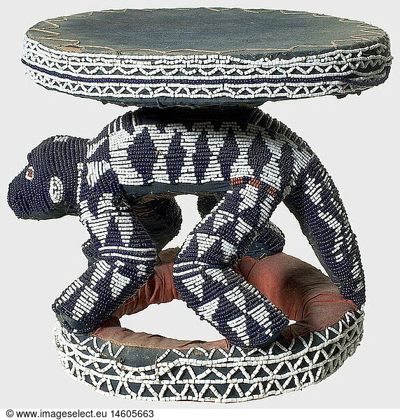AFRIKANISCHER KONTINENT  Zeremonialhocker der Bamileke  Kamerun  Grasland vor 1920 Runde SitzflÃ¤che auf geduckter Leopardenfigur  kreisfÃ¶rmiger FuÃŸ. Teilweise mit blauem und rotem Stoff bezogen und mit dunkelblauen und weiÃŸen Perlen bestickt. Stoff etwas geblichen  leichte Alters- und Gebrauchsspuren. HÃ¶he 35 cm  Durchmesser der SitzflÃ¤che 36 cm. Im Glauben der Bamileke ist der Leopard ein Symbol der Macht und auf das Engste mit der Figur des KÃ¶nigs verbunden. Vgl. Northern  The Art of Cameroon  Abb. 155. Provenienz: Aus einer deutschen Sammlung  erworben vor 1920. S.a. Auktion Sotheby's New York  Arts of Africa  Oceania & the Americas  2005. AFRIKANISCHER KONTINENT, Zeremonialhocker der Bamileke, Kamerun, Grasland vor 1920 Runde SitzflÃ¤che auf geduckter Leopardenfigur, kreisfÃ¶rmiger FuÃŸ. Teilweise mit blauem und rotem Stoff bezogen und mit dunkelblauen und weiÃŸen Perlen bestickt. Stoff etwas geblichen, leichte Alters- und Gebrauchsspuren. HÃ¶he 35 cm, Durchmesser der SitzflÃ¤che 36 cm. Im Glauben der Bamileke ist der Leopard ein Symbol der Macht und auf das Engste mit der Figur des KÃ¶nigs verbunden. Vgl. Northern, The Art of Cameroon, Abb. 155. Provenienz: Aus einer deutschen Sammlung, erworben vor 1920. S.a. Auktion Sotheby's New York, Arts of Africa, Oceania & the Americas, 2005.,