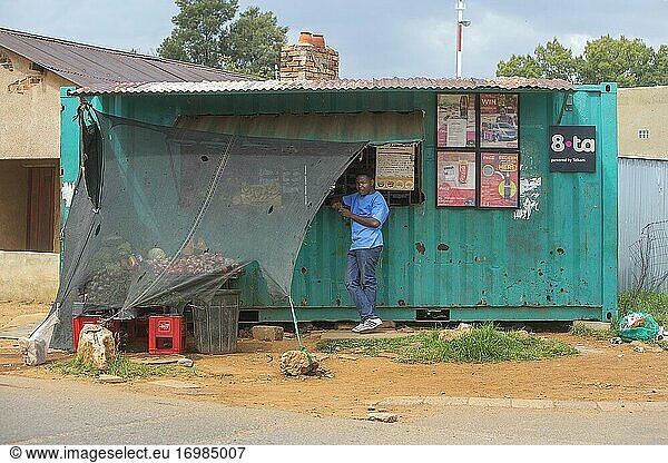 Afrikanischer männlicher Erwachsener in einem Spaza -Laden im Township Soweto  Südafrika