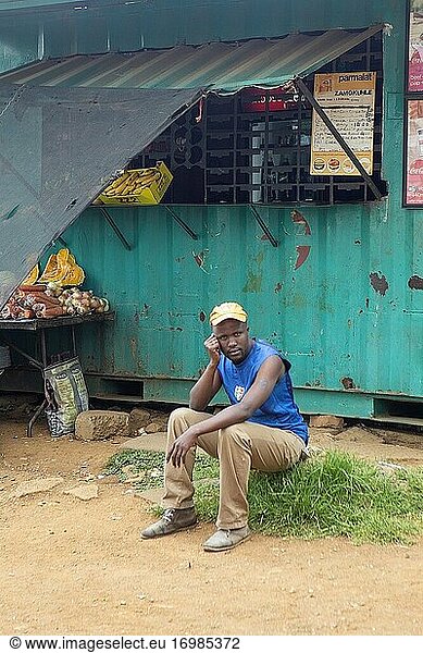 Afrikanischer männlicher Spaza -Ladenbesitzer im Township Soweto  Südafrika
